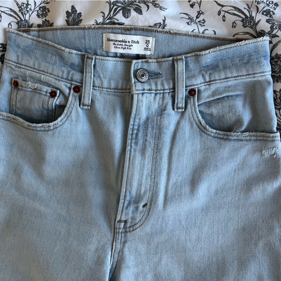 Abercrombie & Fitch Ultra High Rise Ankle Straight Jean - Picture 4 of 9